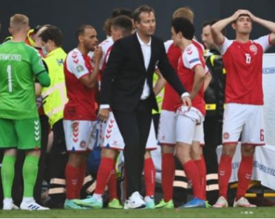 Marcus Hjulmand's father Kasper Hjulmand with his team after Christian Eriksen collapsed